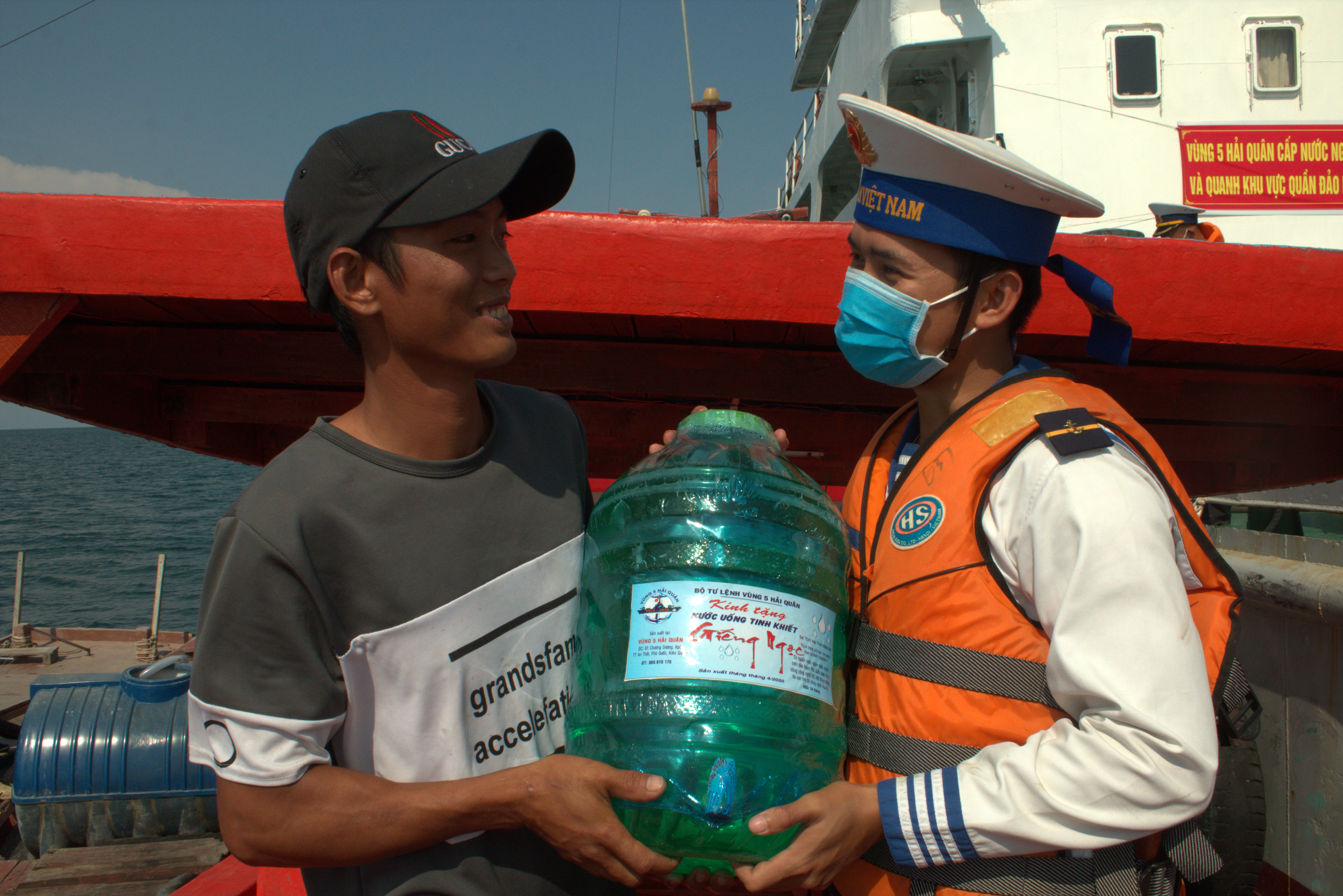 Vùng 5 Hải quân cấp nước ngọt cho người dân tuyến đảo Tây Nam